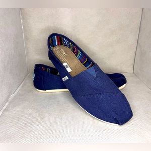 BRAND NEW Navy blue TOMS size 7.5